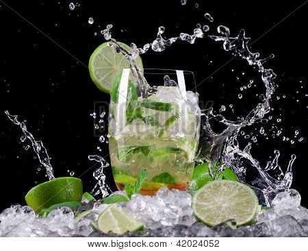Mojito cocktail auf schwarzem Hintergrund