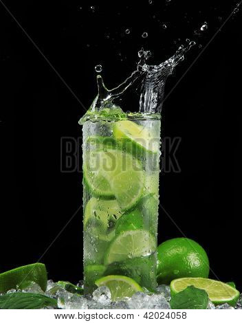 Mojito cocktail auf schwarzem Hintergrund