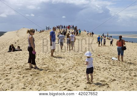 PYLA SUR MER, FRANCE - 8 août : Les gens visite de la célèbre dune du Pyla, la plus haute dune de sable d'E