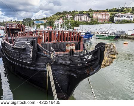 Bermeo, Spain - Sep 15, 2020: Decorative Figure Of A Lion On The Prow Of An Ancient Sailboat At Berm