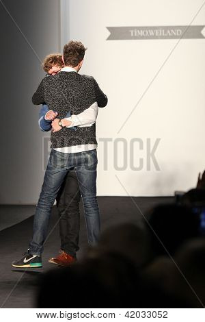NEW YORK - Februar 07: Designer Timo Weiland und Alan Eckstein zu Fuß die Start-und Landebahn an den Timo Weiland