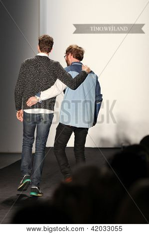 NEW YORK - Februar 07: Designer Timo Weiland und Alan Eckstein zu Fuß die Start-und Landebahn an den Timo Weiland