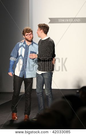 NEW YORK - Februar 07: Designer Timo Weiland und Alan Eckstein zu Fuß die Start-und Landebahn an den Timo Weiland