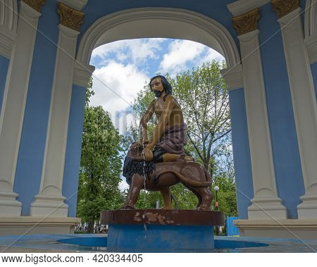 Kiev. Ukraine. May 10, 2021 Samson Fountain Sculpture In Kiev On Kontraktova Square On A Spring Day