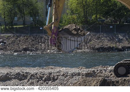 Excavator And Digging In Hydraulic Engineering