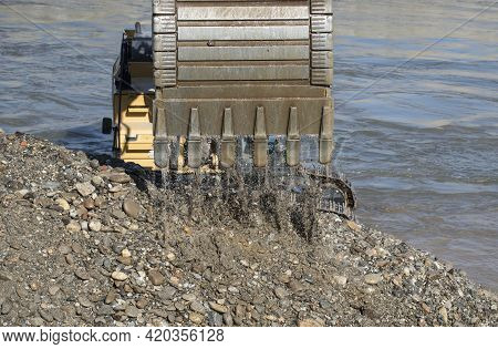 Excavator And Digging In Hydraulic Engineering