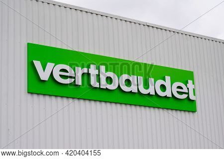 Bordeaux , Aquitaine France - 05 08 2021 : Vertbaudet Logo Sign And Brand Text Front Of Shop On Stor