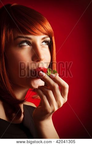Foto z pretty woman s červenými vlasy jíst jahody, detailní portrét svůdná žena izolované
