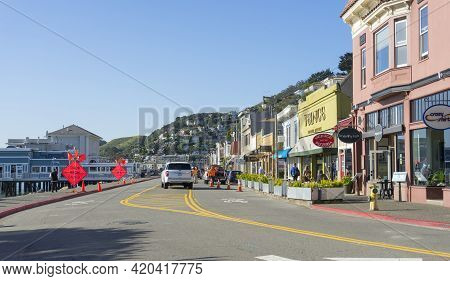 San Francisco,usa - April 18,2018 : View Of The Stores Along The Bridgeway Street In The City Of Sau