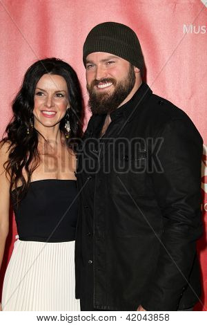 LOS ANGELES - FEB 8: Shelly Brown, Zac Brown ankommer til 2013 MusiCares Person af The år galla 