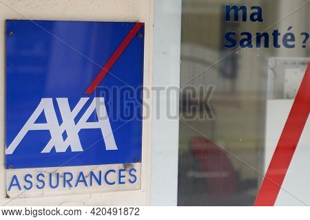 Bordeaux , Aquitaine France - 05 08 2021 : Axa Logo Brand Blue And Text Sign Front Of French Office 