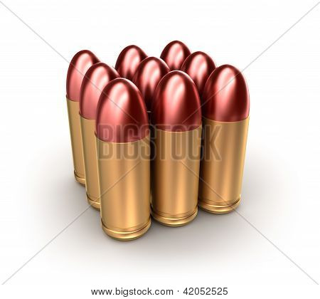Pack af ammo catridges med kugler over hvide.