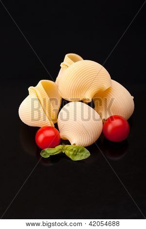 -Lumaconi とチェリー トマトのパスタ