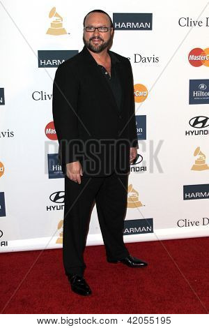 LOS ANGELES - FEB 9: Desmond Child ankommer på Clive Davis 2013 Pre-GRAMMY Gala på Beverly H