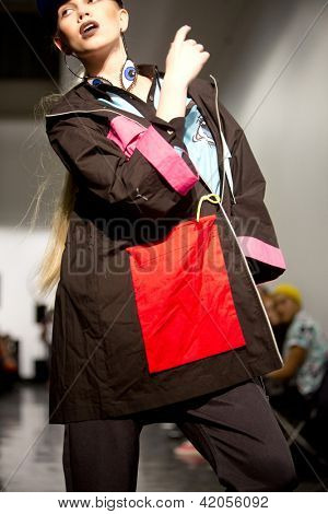 Oslo - 7 febbraio: Passeggiate di modello presso la Fam Irvoll moda sfilata durante la settimana della moda di Oslo, F