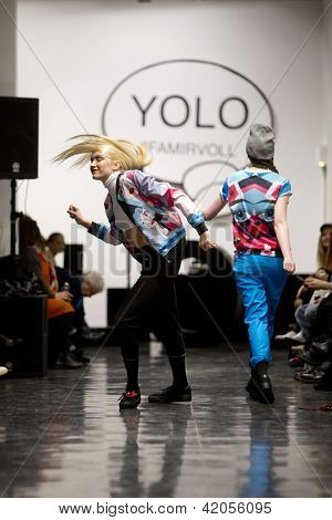 Oslo - 7 febbraio: Passeggiate di modello presso la Fam Irvoll moda sfilata durante la settimana della moda di Oslo, F