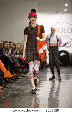 Oslo - 7 febbraio: Passeggiate di modello presso la Fam Irvoll moda sfilata durante la settimana della moda di Oslo, F