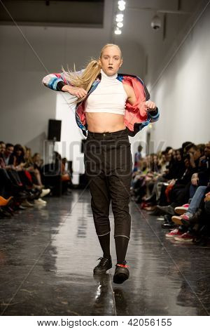 Oslo - 7 febbraio: Passeggiate di modello presso la Fam Irvoll moda sfilata durante la settimana della moda di Oslo, F