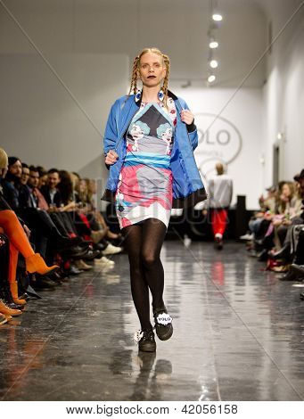 Oslo - 7 febbraio: Passeggiate di modello presso la Fam Irvoll moda sfilata durante la settimana della moda di Oslo, F