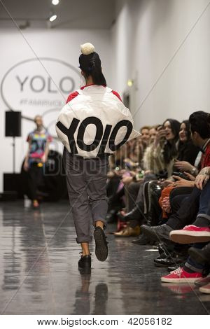 Oslo - 7 febbraio: Passeggiate di modello presso la Fam Irvoll moda sfilata durante la settimana della moda di Oslo, F