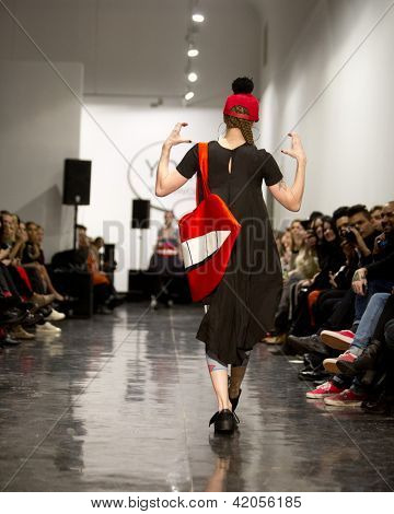 Oslo - 7 febbraio: Passeggiate di modello presso la Fam Irvoll moda sfilata durante la settimana della moda di Oslo, F