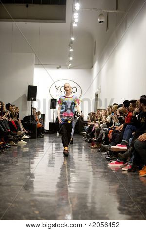 Oslo - 7 febbraio: Passeggiate di modello presso la Fam Irvoll moda sfilata durante la settimana della moda di Oslo, F