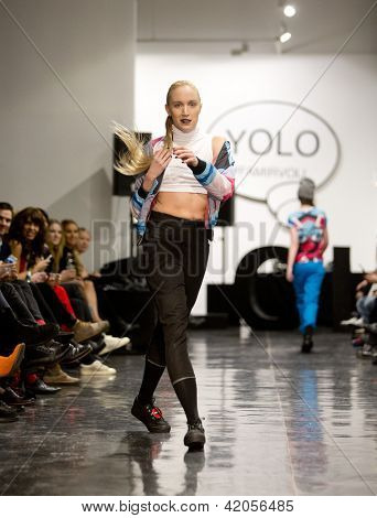 Oslo - 7 febbraio: Passeggiate di modello presso la Fam Irvoll moda sfilata durante la settimana della moda di Oslo, F