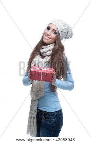 sorridente ragazza casual invernale in possesso di regalo di Natale