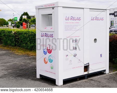 Bordeaux , Aquitaine France - 05 14 2021 : Le Relais Logo Sign And Brand Text On Street Box Collecti