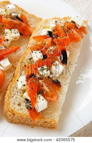 Pan casero con queso feta en placa, close-up