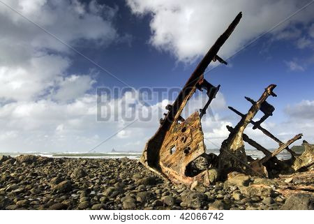 Skeppsbrott på stenig strand