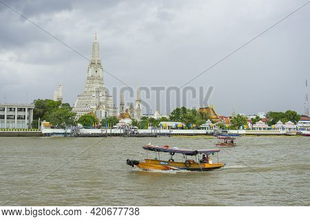 Bangkok, Thailand - August 25, 2018 : Wat Arun Ratchawararam Or The Temple Of Dawn In Bangkok ,thail