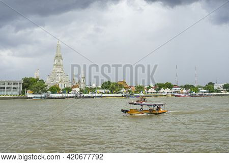 Bangkok, Thailand - August 25, 2018 : Wat Arun Ratchawararam Or The Temple Of Dawn In Bangkok ,thail
