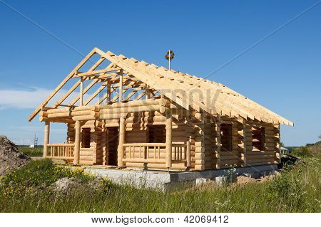 Huis gebouwd uit logboeken