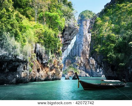 langes Boot und Felsen am Railay Strand in Krabi, Thailand
