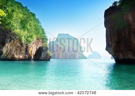 spiaggia della piccola isola nel mare di Andamane, provincia di Krabi, Thailandia