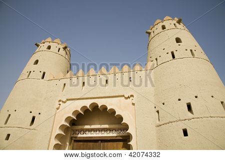 Frente a la entrada Al Jahli Fort