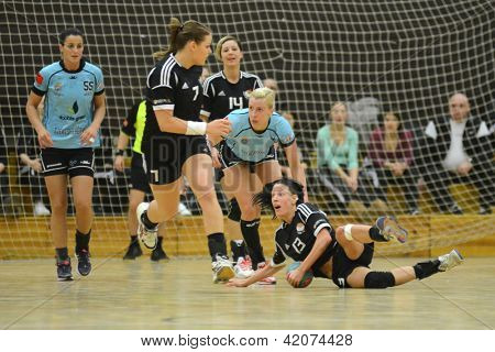 SIOFOK, Ungheria - 9 febbraio: Babett Szalai (nero 13) in azione a un Championsh nazionale ungherese