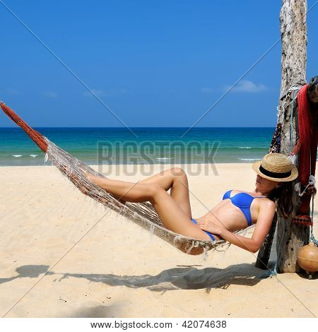 Nainen riippumatto tropical beach at Tioman island, Malesia