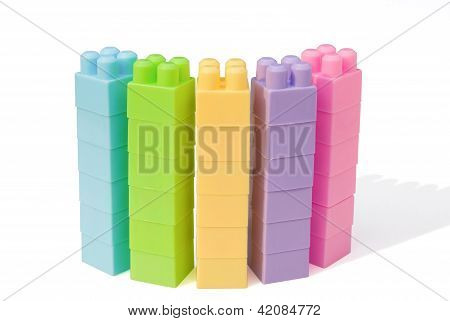 Colunas em forma de tijolos de brinquedo colorido