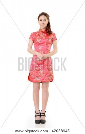 Smilende kinesisk kvinde kjole traditionelle cheongsam ved årsskiftet, skud studio isoleret på hvid baggrund
