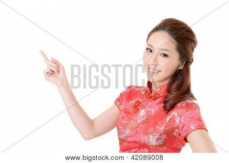 Smilende kinesisk kvinde dress traditionelle cheongsam og indføre på hvid baggrund.