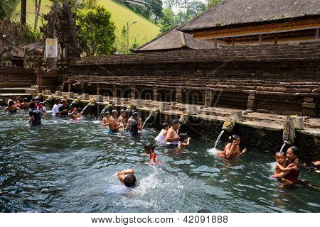 Kutsal Kutsal Kaynak suyu, Bali arıtma