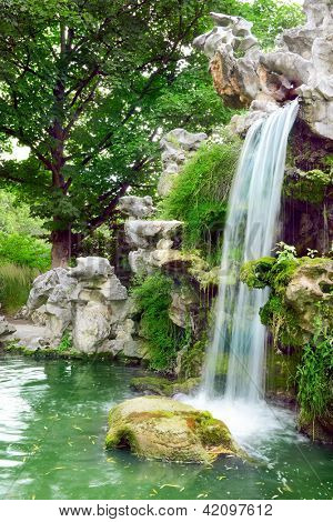 Gran cascada en el Parque
