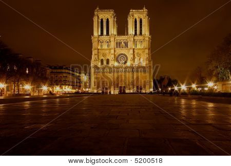 Notre-dame De París iluminado en París