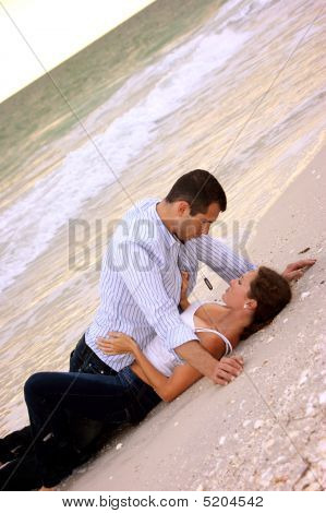 sexy junge Paar Handauflegen Strand zusammen