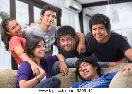 Multi razza adolescenti pongono insieme