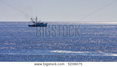Garnalen boot op zee blauw