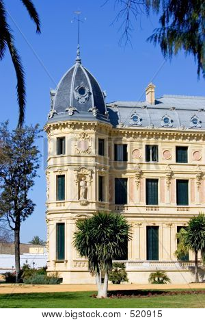 อธิบายอาคาร Jerez ขี่โรงเรียนในสเปน