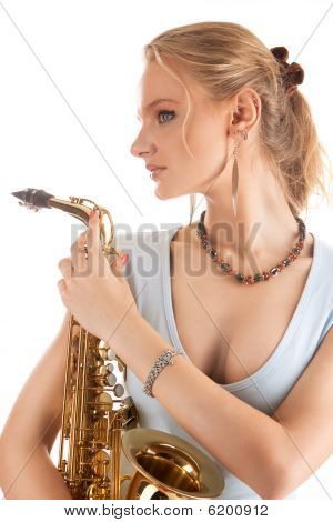 pěkný sexy blondýna s saxofon stojící s snění vzhled